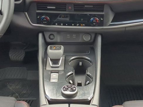 Used 2025 Nissan Rogue SV AWD/4WD image 18
