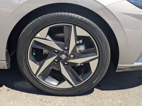 Used 2023 Hyundai Elantra Limited image 12