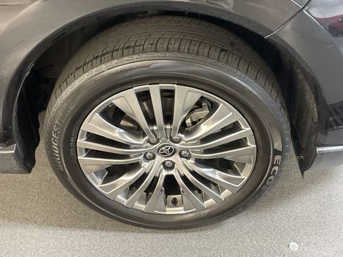 Used 2022 Toyota Venza XLE image 6