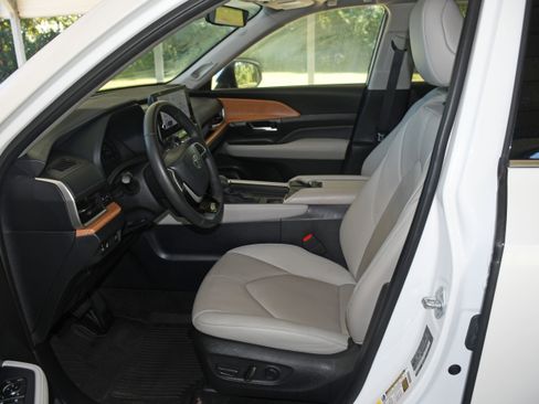 Used 2024 Toyota Grand Highlander Limited image 8