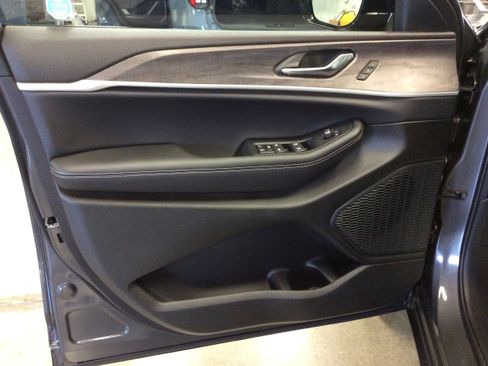 New 2025 Jeep Grand Cherokee Limited w/ Black Appearance Package image 12