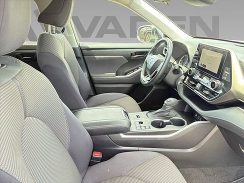 Used 2023 Toyota Highlander LE FWD image 8