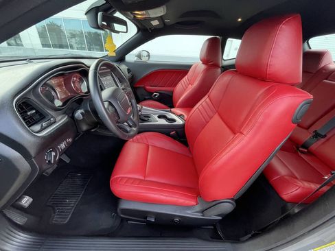 Used 2019 Dodge Challenger SXT RWD image 3