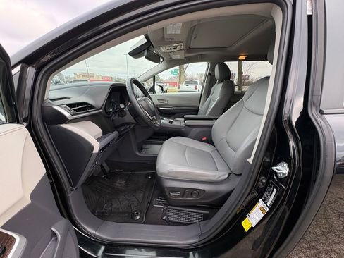 Used 2023 Toyota Sienna XLE image 18