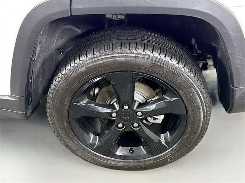 Certified 2025 Jeep Grand Cherokee Limited w/ Black Appearance Package image 34