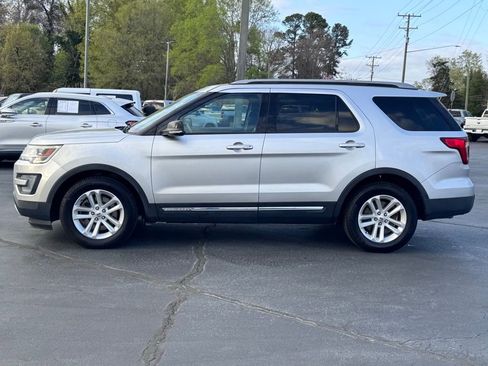 Used 2017 Ford Explorer XLT w/ Equipment Group 202A image 3