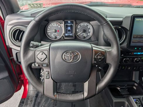 Used 2017 Toyota Tacoma TRD Off-Road w/ Premium & Technology Package AWD/4WD image 16