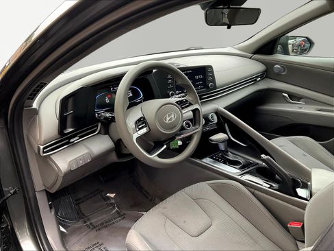 Certified 2024 Hyundai Elantra SE FWD image 17