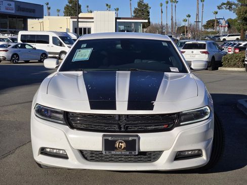 Used 2015 Dodge Charger SXT image 2