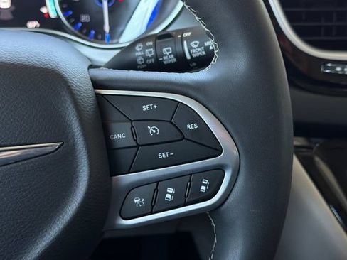 Used 2024 Chrysler Pacifica Touring-L FWD image 30