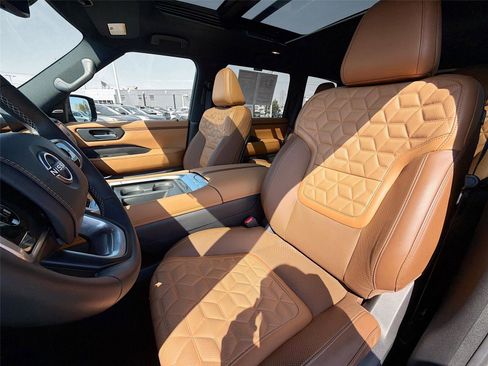 Used 2025 Nissan Armada Platinum Reserve image 11