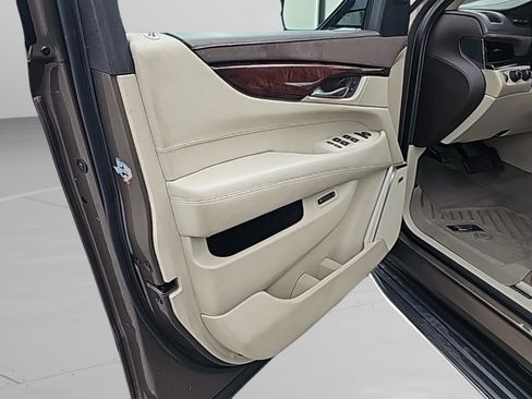 Used 2016 Cadillac Escalade Luxury image 18