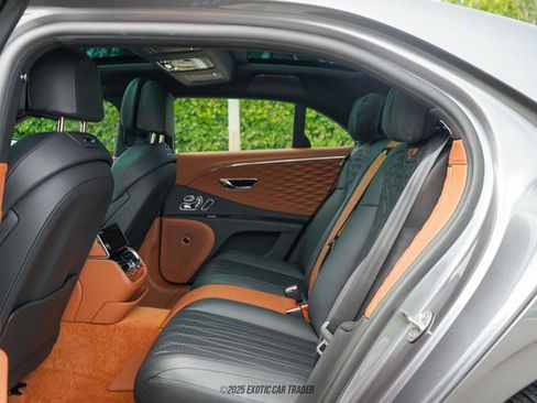 Used 2022 Bentley Flying Spur Plug-In Hybrid image 49