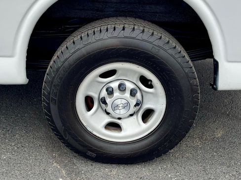 Used 2017 Chevrolet Express 3500 Extended image 9