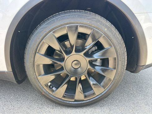 Used 2021 Tesla Model Y Long Range AWD/4WD image 14