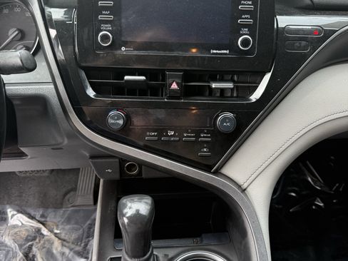 Used 2021 Toyota Camry SE FWD image 15