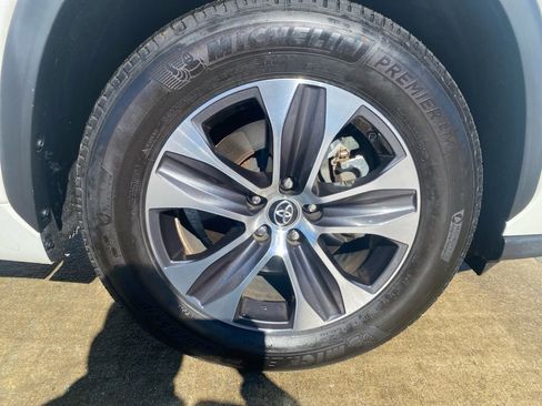 Used 2021 Toyota Highlander XLE image 28