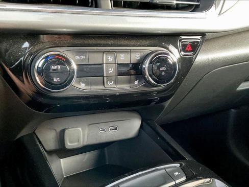 Used 2024 Chevrolet Trax LT w/ LT Convenience Package image 32