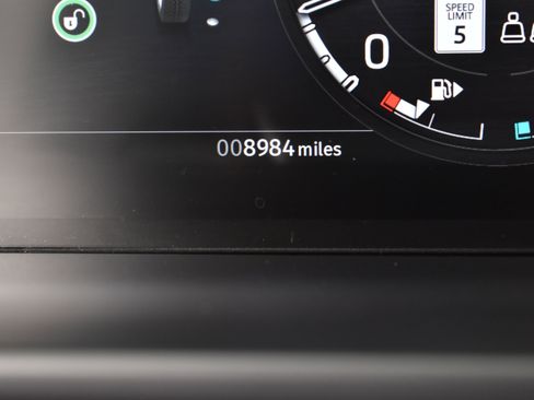 Used 2023 Land Rover Defender 90 SE image 15