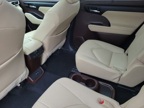 Used 2021 Toyota Highlander XLE image 11