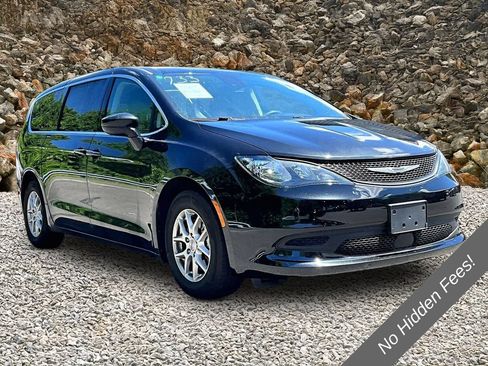 Used 2023 Chrysler Voyager LX FWD image 9