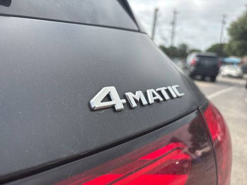 Used 2025 Mercedes-Benz GLC 300 4MATIC image 4