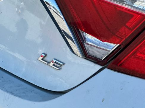 Used 2015 Toyota Camry LE image 13