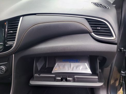 Used 2021 Chevrolet Trax LT w/ LT Convenience Package image 31