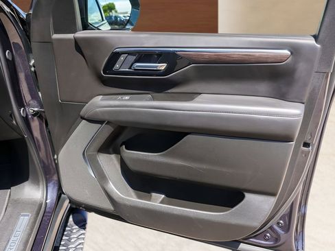 Used 2025 Chevrolet Suburban Z71 AWD/4WD image 29