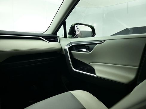 Used 2020 Toyota RAV4 XLE Premium image 13