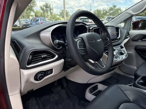 Used 2022 Chrysler Pacifica Touring-L w/ Uconnect Theater Family Group AWD/4WD image 26