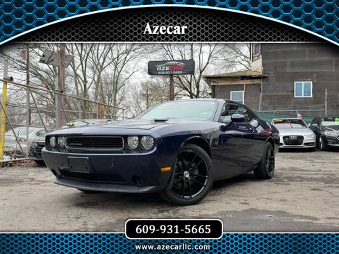 Used 2014 Dodge Challenger SXT image 1
