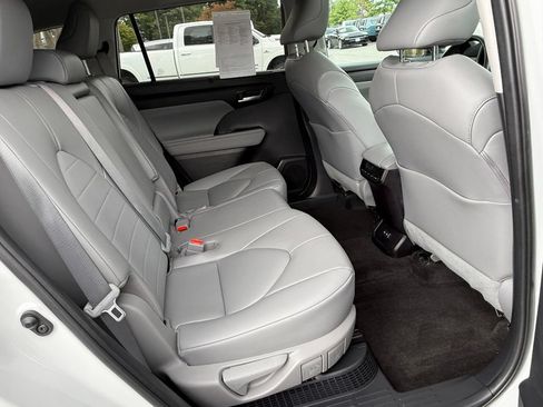 Used 2023 Toyota Highlander XLE AWD/4WD image 19