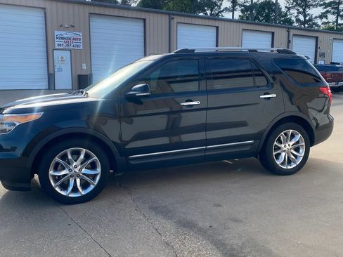 Used 2015 Ford Explorer XLT w/ Equipment Group 202A FWD image 2