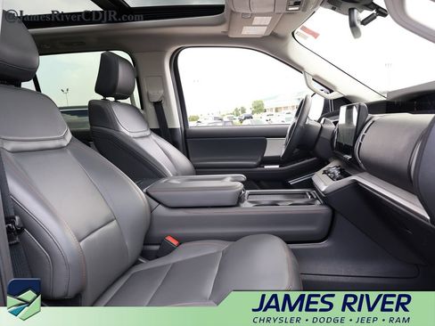Used 2025 Ford Expedition Active AWD/4WD image 9