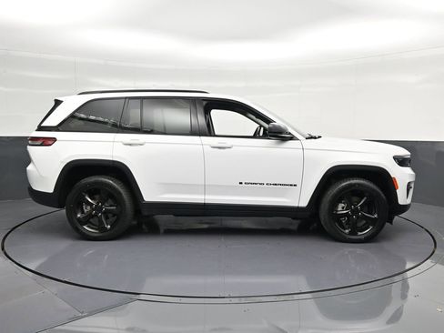 Used 2024 Jeep Grand Cherokee Limited w/ Black Appearance Package AWD/4WD image 4