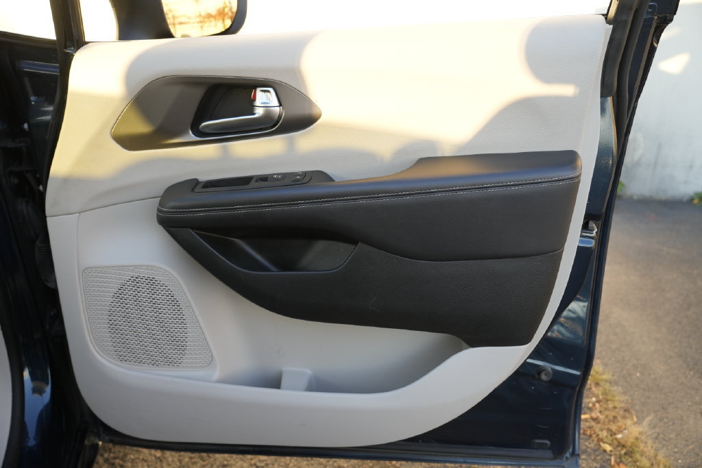 Used 2023 Chrysler Pacifica Touring-L FWD image 30