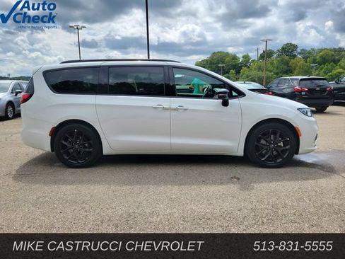 Used 2025 Chrysler Pacifica Limited FWD image 6