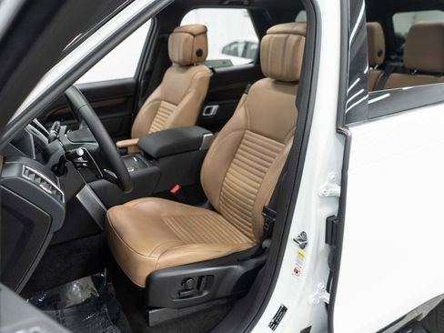 Used 2024 Land Rover Discovery Dynamic SE image 9