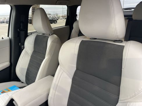 Used 2025 Mitsubishi Outlander SE image 17