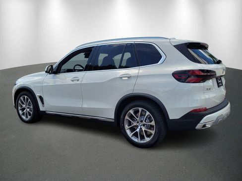 Used 2026 BMW X5 xDrive50e w/ Executive Package image 5