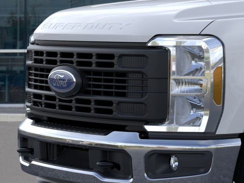 New 2026 Ford F250 XL w/ XL Chrome Package image 19