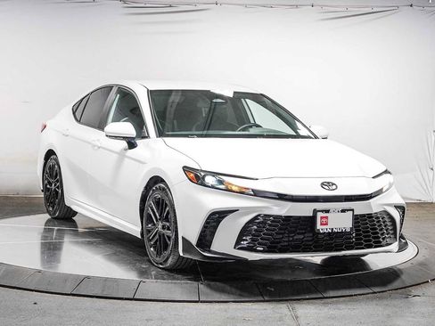 Used 2025 Toyota Camry SE FWD image 3