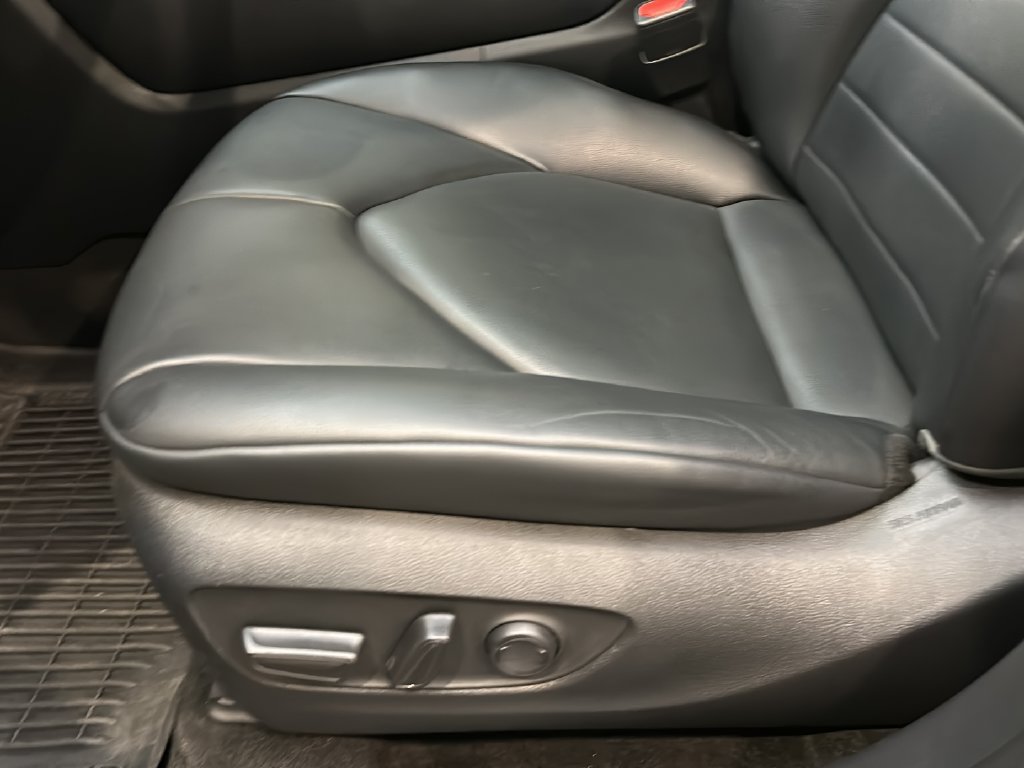 Used 2023 Toyota Highlander XLE AWD/4WD image 12