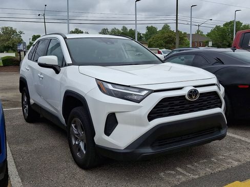 Used 2022 Toyota RAV4 XLE FWD image 2