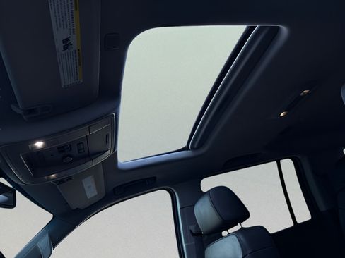 Used 2017 Chevrolet Suburban Premier RWD image 27