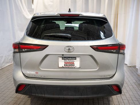 Used 2024 Toyota Highlander LE image 4