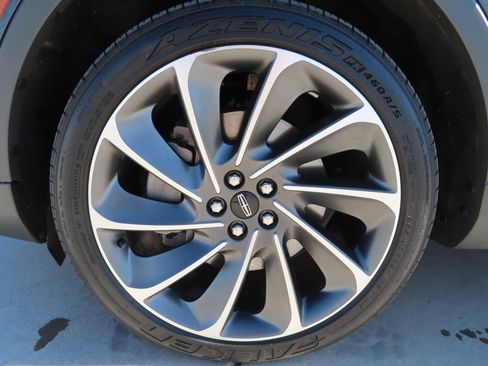 Used 2022 Lincoln Nautilus Reserve w/ Equipment Group 202A image 5