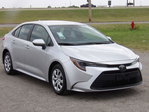 Used 2025 Toyota Corolla LE FWD image 4