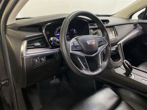 Used 2017 Cadillac XT5 Luxury image 2